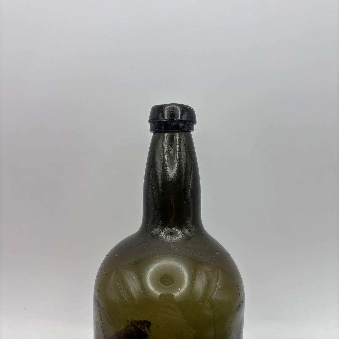 アンティークボトル　暗緑色のワイン瓶　ガラス瓶