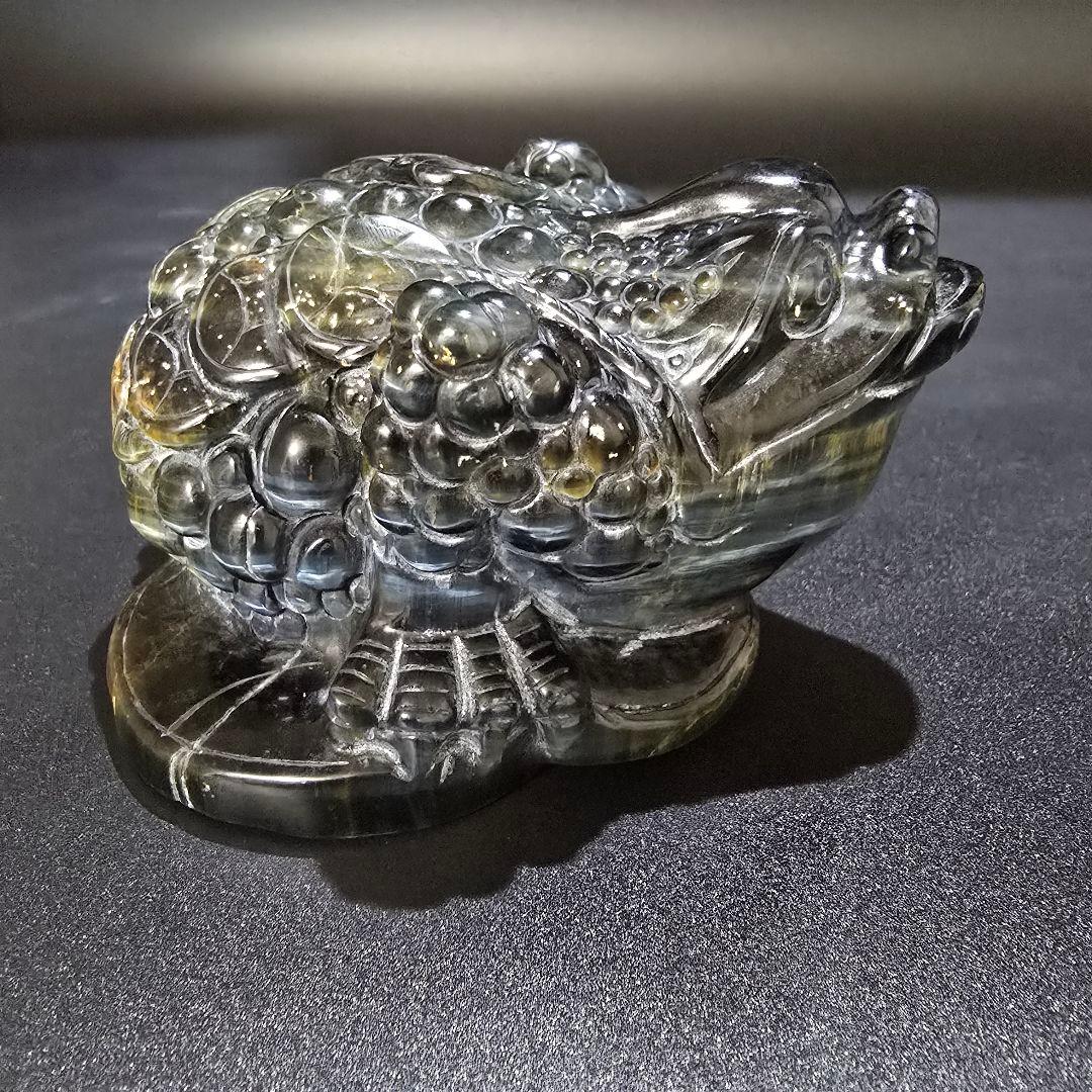 V3　青虎目石の三本足の蛙　ブルータイガーアイ　銭蛙　珍品　天然石