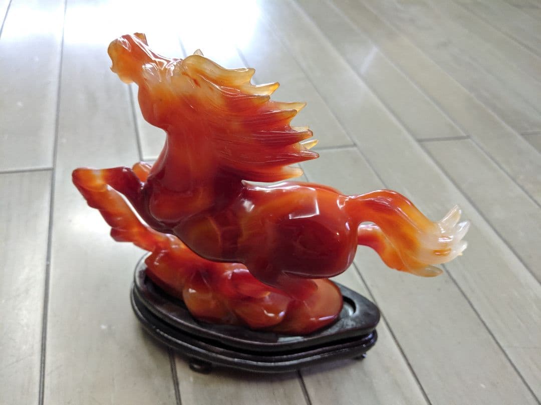 【中国高級美術】赤瑪瑙 飛ぶ馬の置物 台座付 箱付き 鑑賞