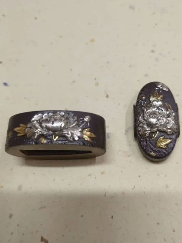 縁頭、鉄地に蝶に芍薬図