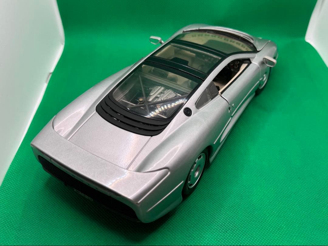 Jaguar XJ220 シルバー 1/18スケール