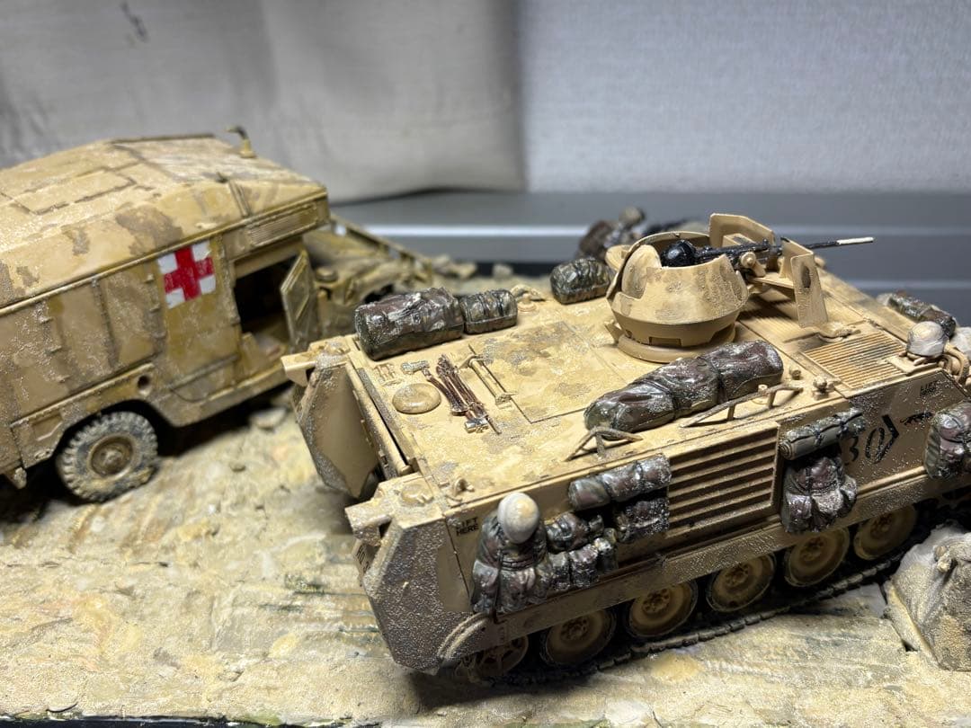 戦車　ジオラマ　1/35 デザートワゴン　軍用車両ambulanceと兵士