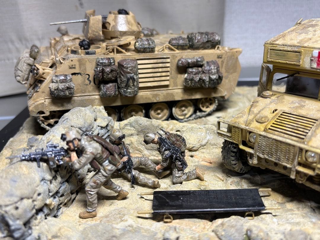 戦車　ジオラマ　1/35 デザートワゴン　軍用車両ambulanceと兵士