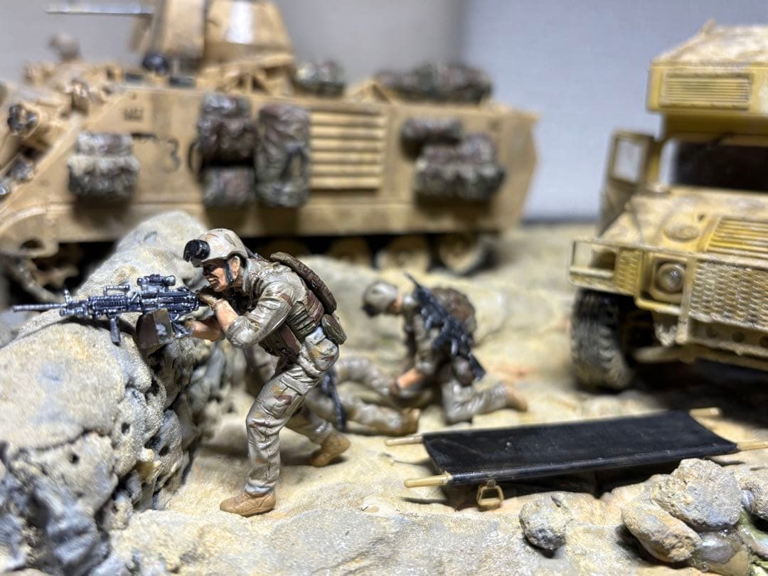 戦車　ジオラマ　1/35 デザートワゴン　軍用車両ambulanceと兵士