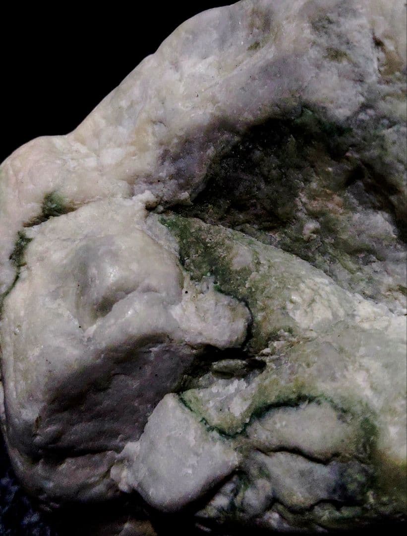 ★翡翠原石★糸魚川硬玉【小滝灰ラベ・転石・切り出し❶1319ｇ】