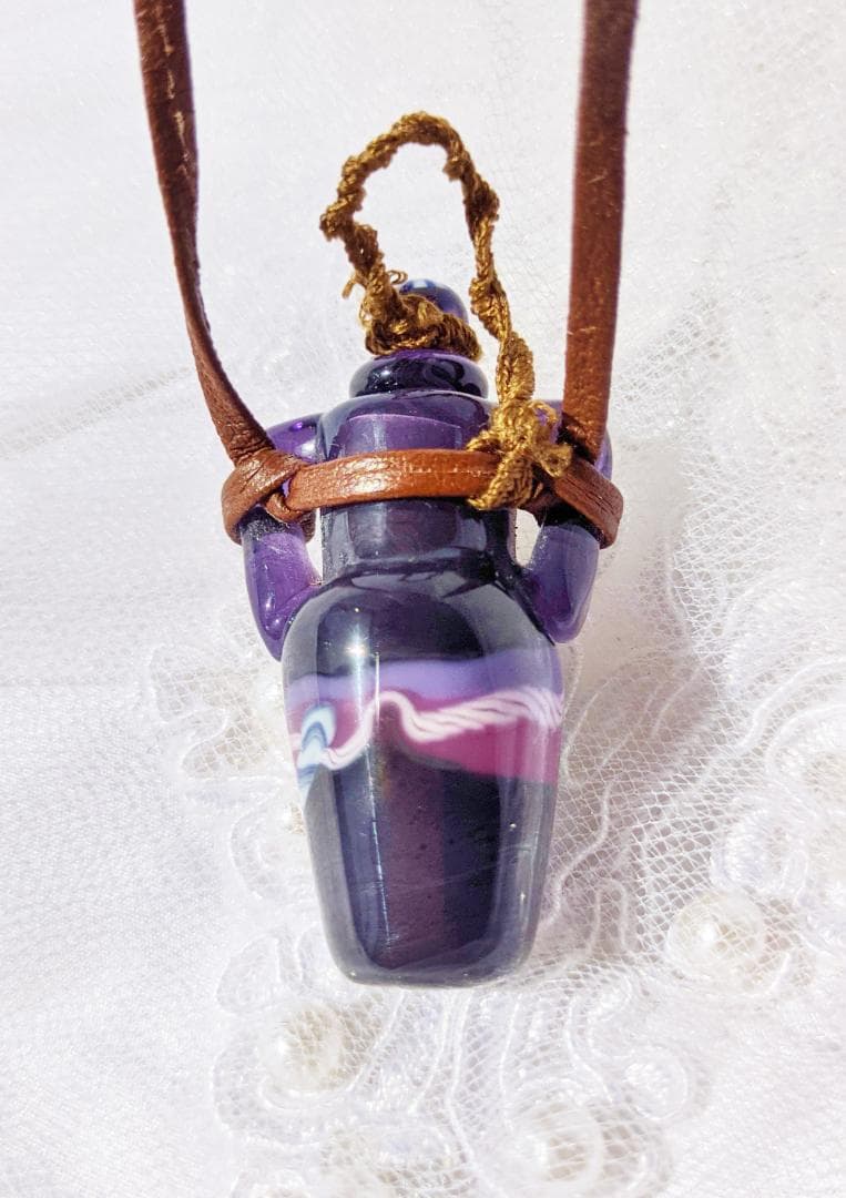 吉田正子トンボ玉（貳拾捌）　「瓶型」皮ひもネックレス　ガラス玉に込めた日本画