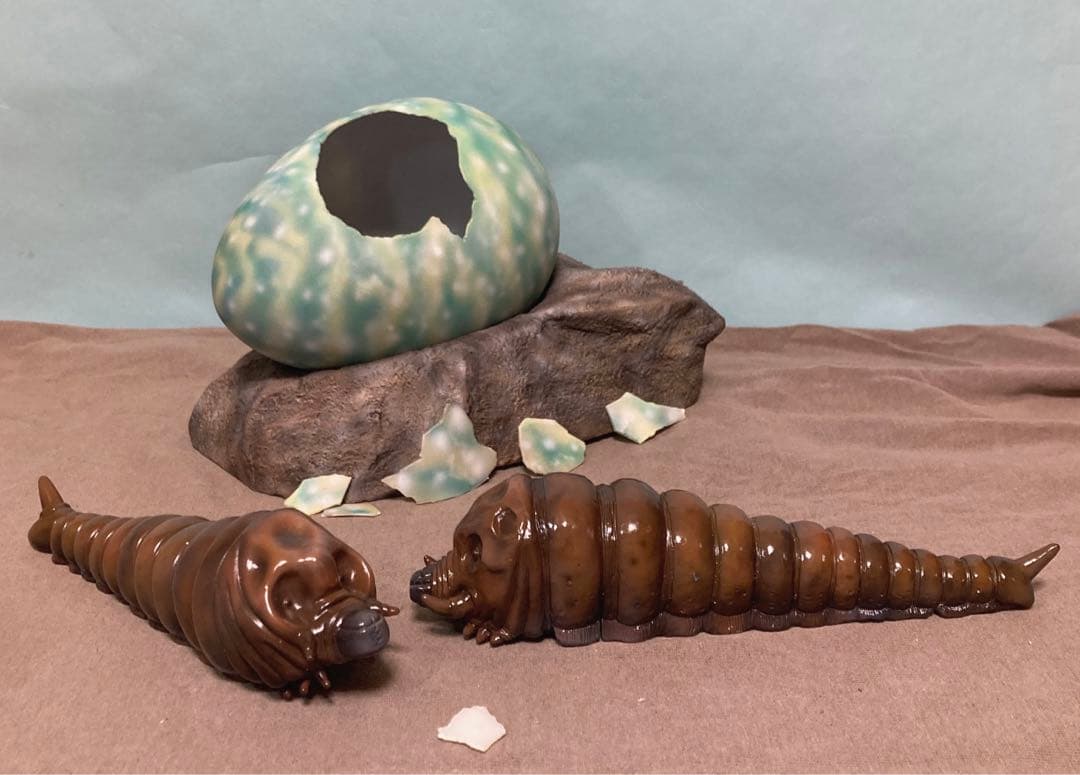 モスラ幼虫2体、卵、卵のかけら付き、卵の台座岩石のセット　カスタム品
