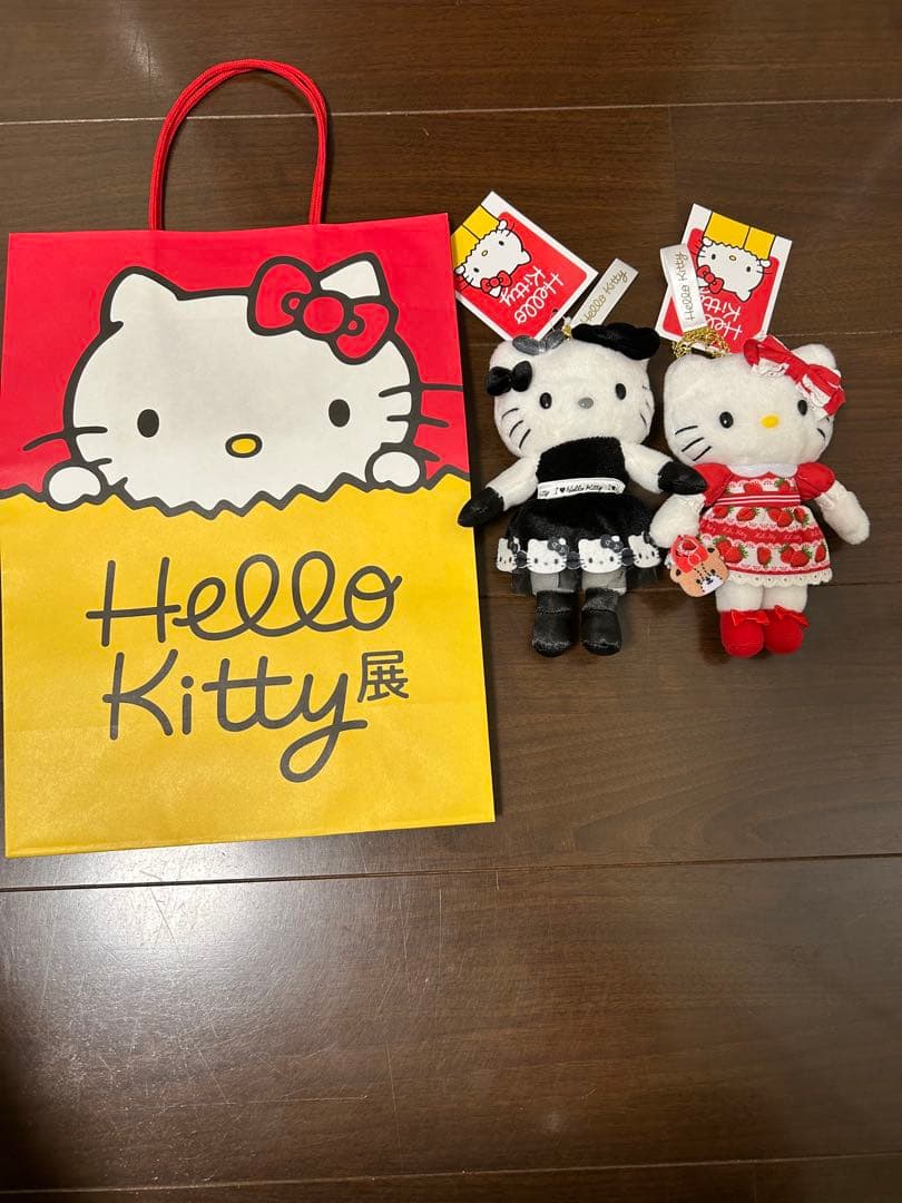 ハローキティ展　キティマスコットキーホルダー モノトーンドレス いちごドレス