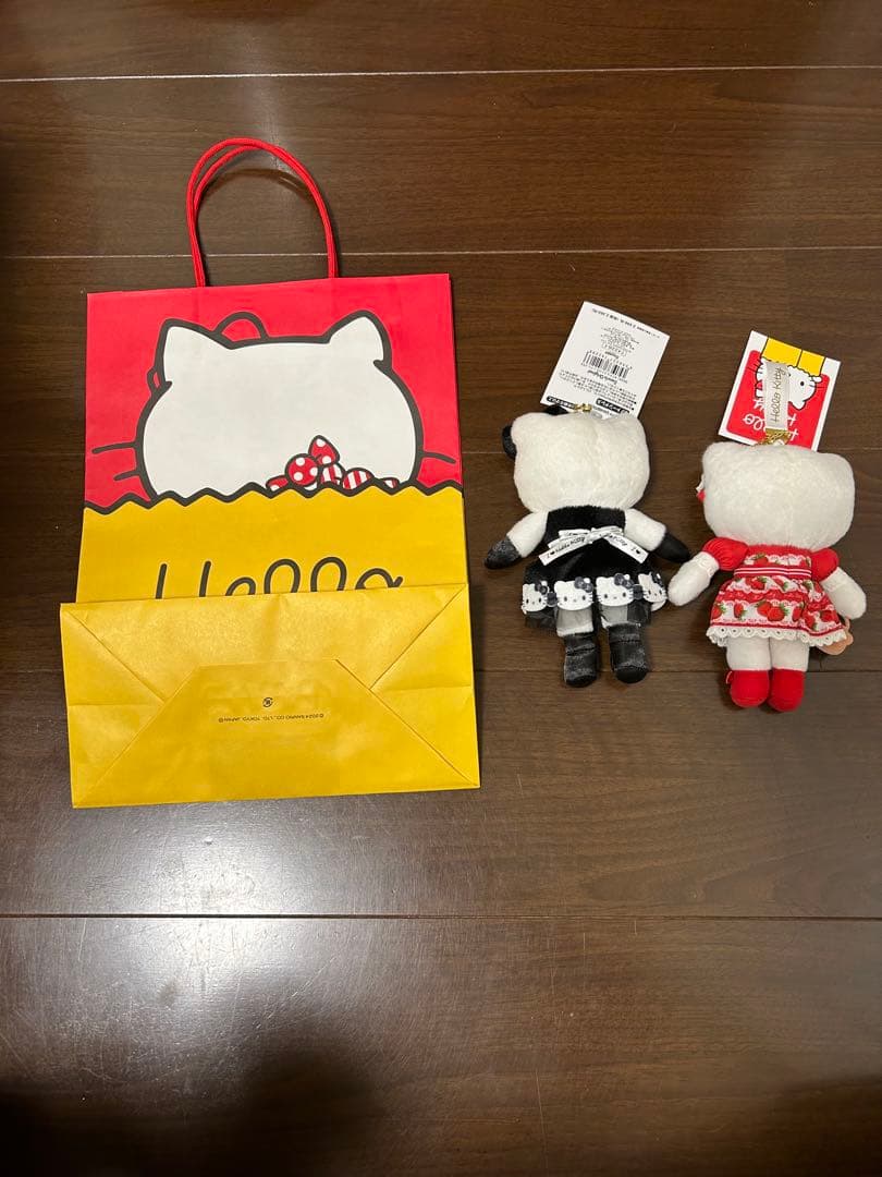 ハローキティ展　キティマスコットキーホルダー モノトーンドレス いちごドレス