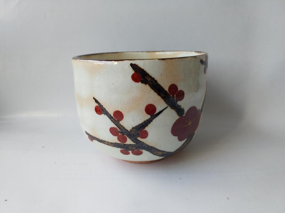 一三窯 北風一三 紅梅茶碗 共箱 栞 茶道具 抹茶碗 新品 未使用 です。