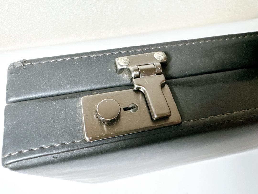 レザーアタッシュケース　丸井で購入・縁と取っ手に傷があります