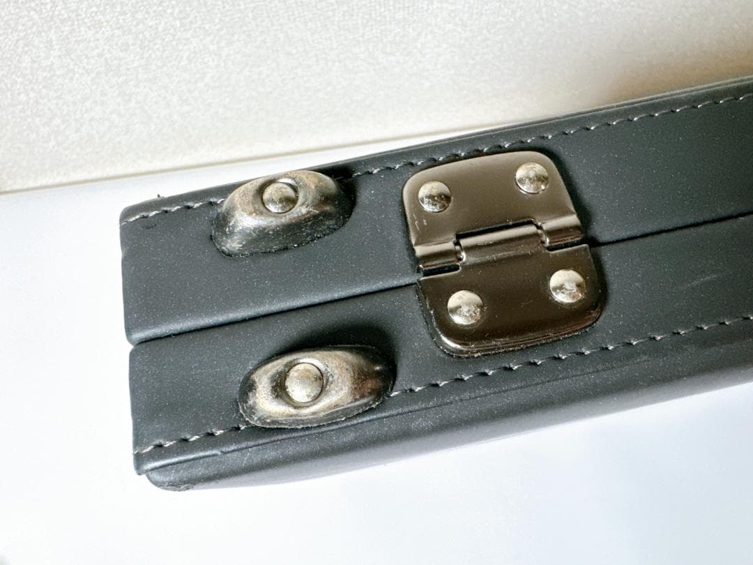 レザーアタッシュケース　丸井で購入・縁と取っ手に傷があります