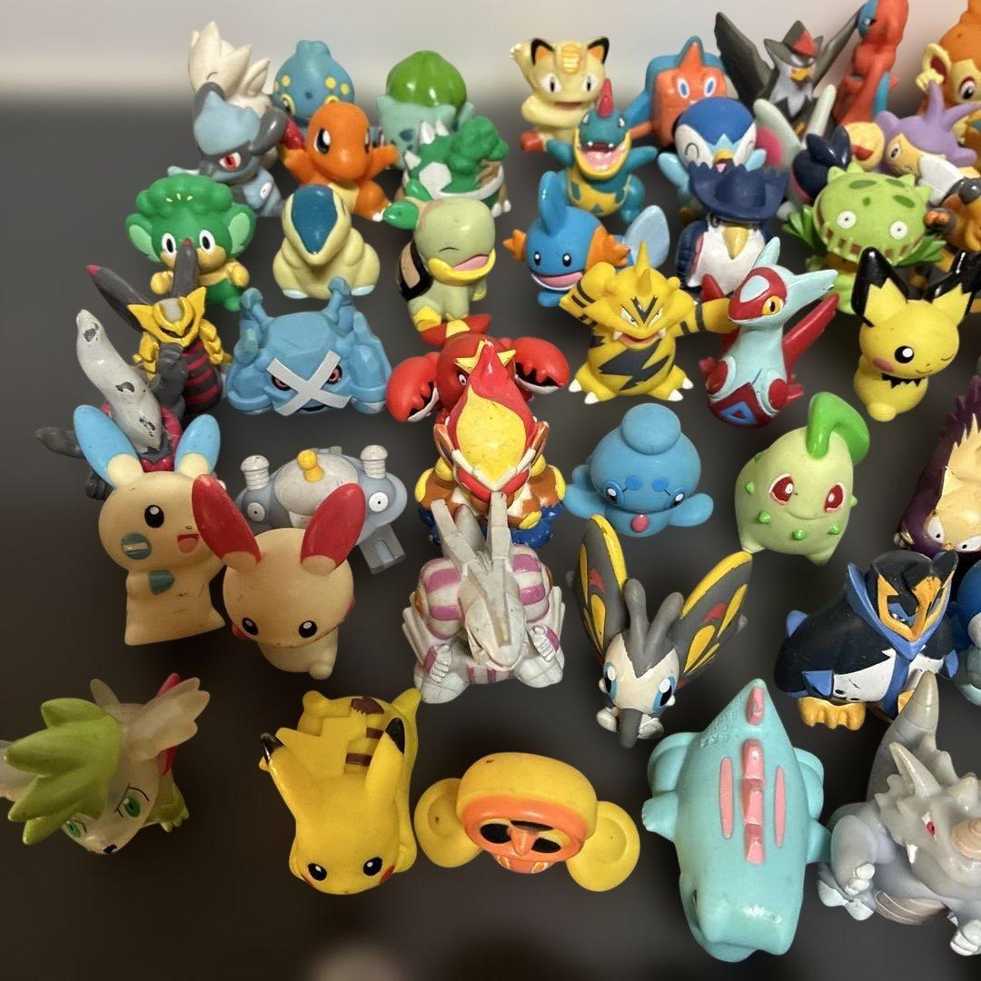 ポケモン フィギュア 約100体と、古いポケモンカード