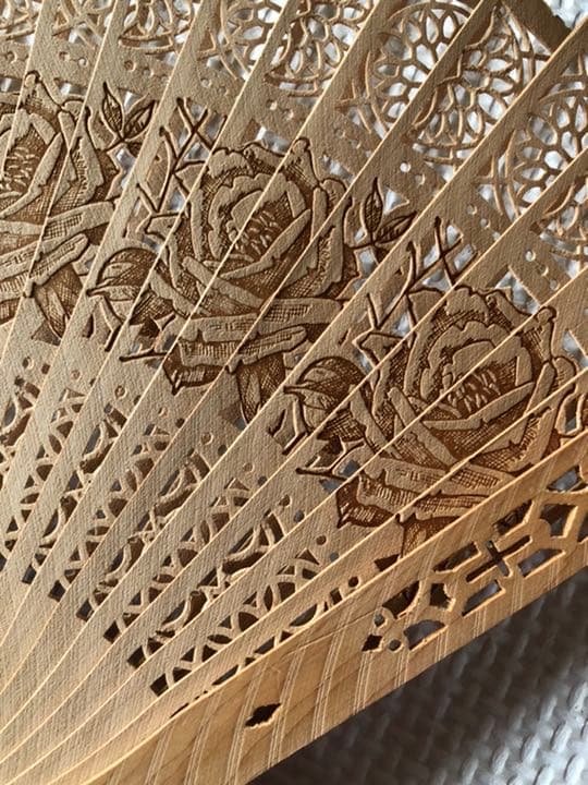 白檀の香，高級扇子彫刻