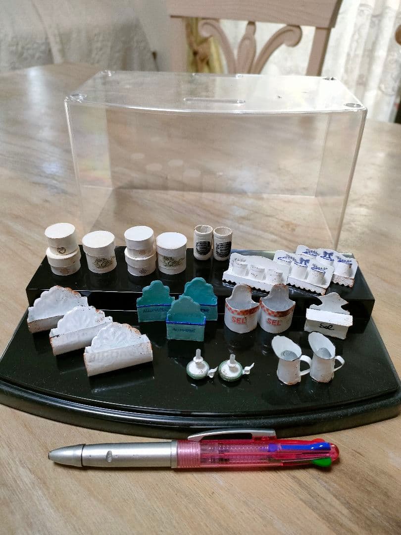 ミニチュアドールハウス　アンティーク風小物