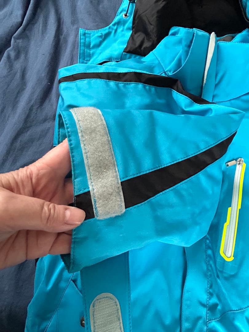 青のフード付きスキーウェア