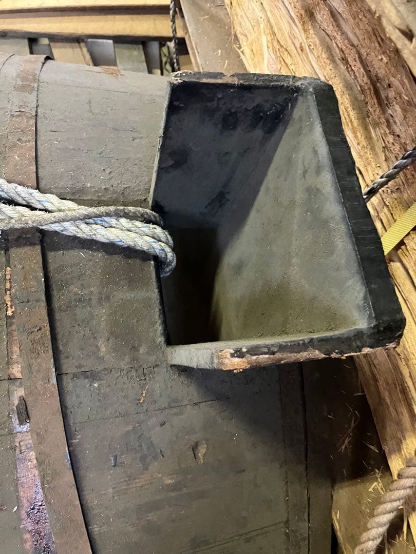 漆製造工程で使用する大きな桶　外径直径約110cm×約46cm