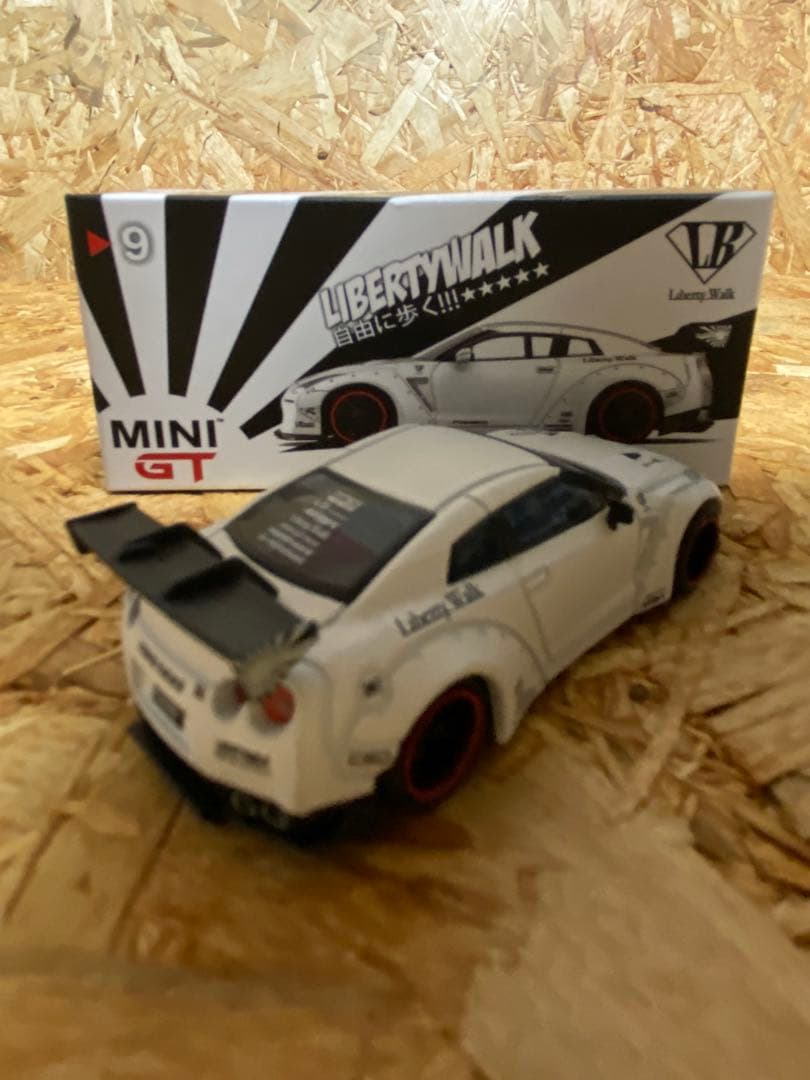 LIBERTY WALK MINI GT マットホワイト