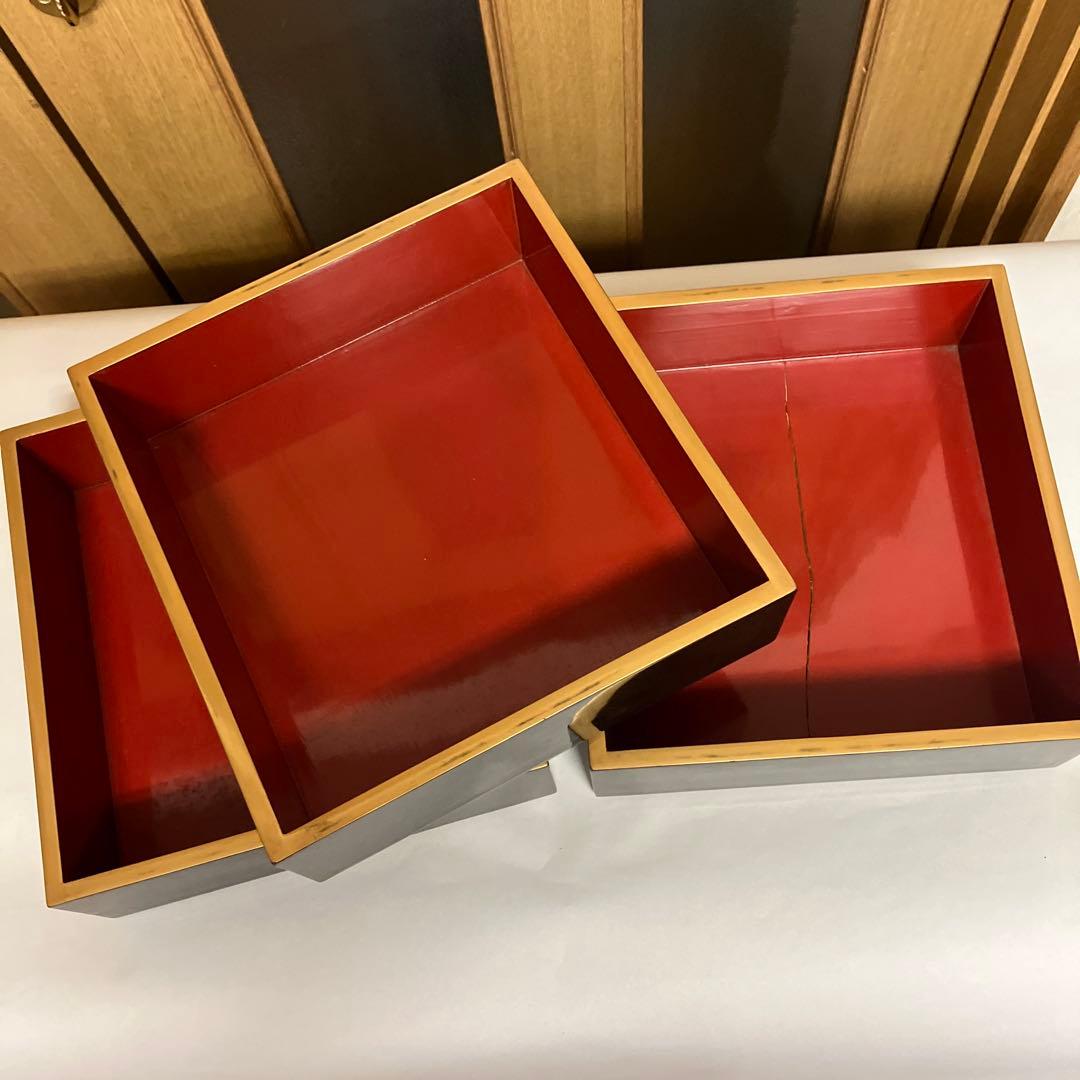 金縁黒内朱塗りのハ寸五段重箱と蓋二枚／金縁黒内朱塗りの重臺（じゅうだい）一個