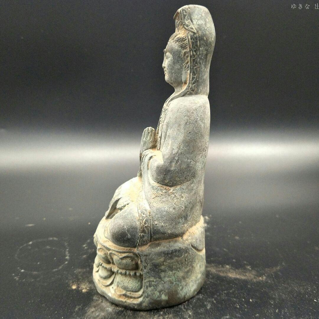 古玩工芸品の銅器は蓮観音に盤座して置物をします。