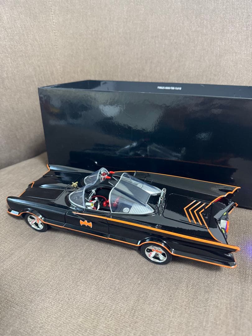 JadaTOYS/特別豪華モデル1966年バットモービル　フィギュア付ライト点灯