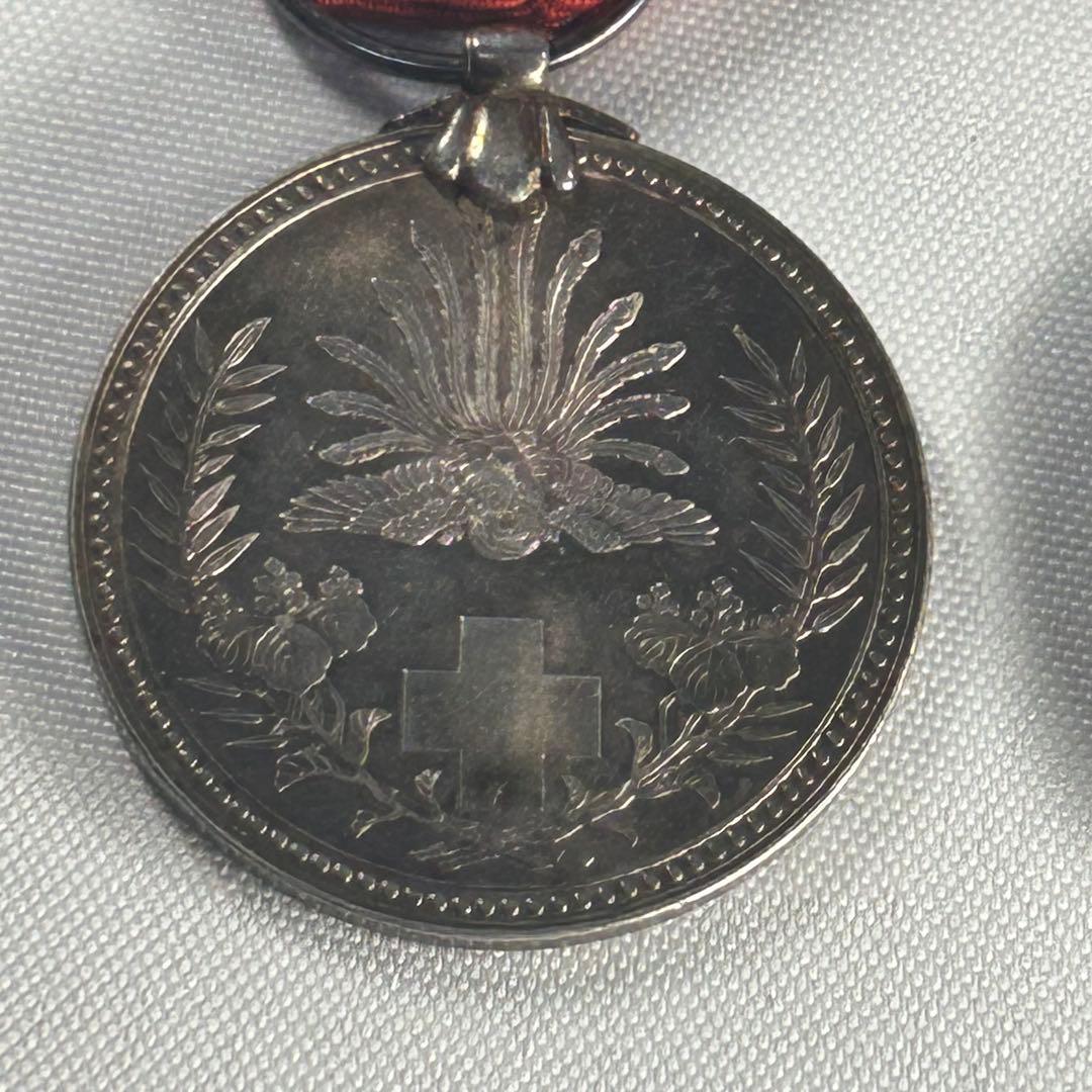 日本赤十字社 金色特別社員章メダル4枚　勲8等白色桐葉章　帝国在郷軍人会バッチ