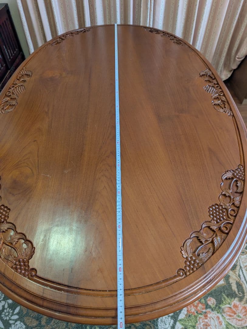 木製楕円形テーブルと6脚の椅子.引き出し棚