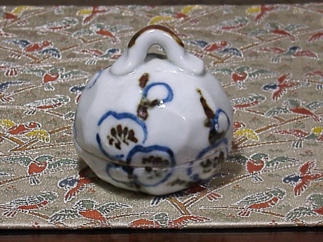 鎌倉　乾山焼　尾形奈美（乾女）作　槍梅　香合　共箱　無傷　保証。