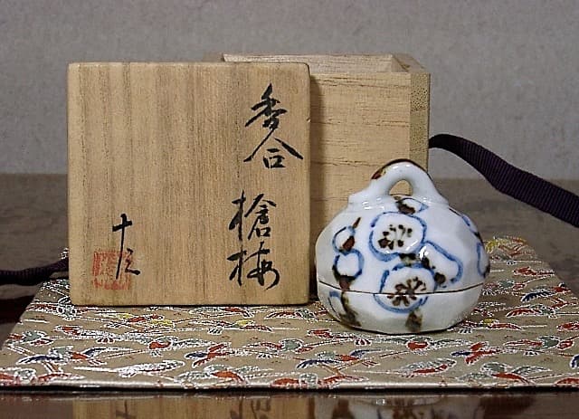 鎌倉　乾山焼　尾形奈美（乾女）作　槍梅　香合　共箱　無傷　保証。