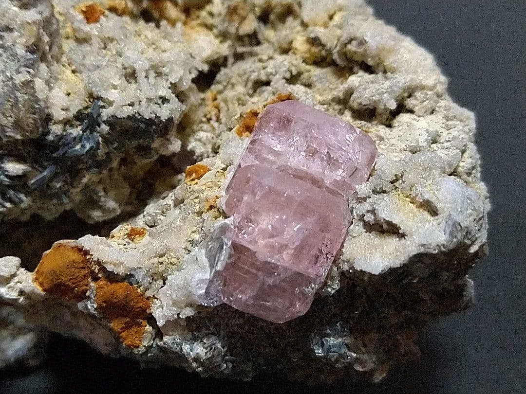 鉱物標本 ピンクアパタイト 燐灰石 パキスタン産 母岩付き 原石 大型標本