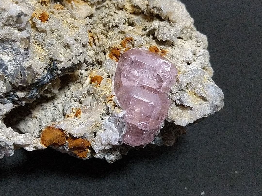 鉱物標本 ピンクアパタイト 燐灰石 パキスタン産 母岩付き 原石 大型標本