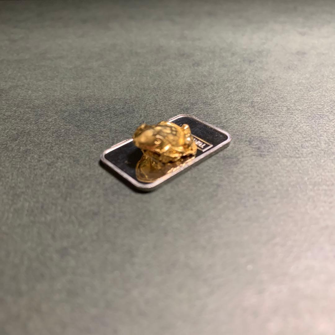 金の蛙 （台座付き） Pt 刻印 14g ② 【工芸品】