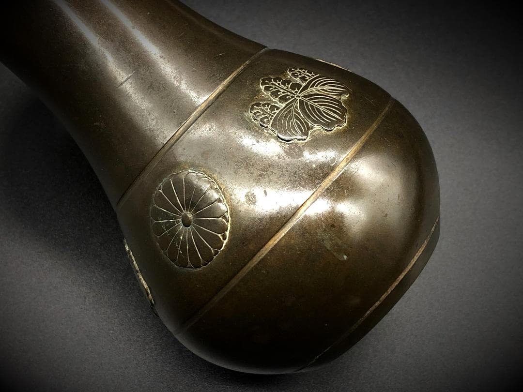 【 皇室献上茶道具 】 杓立　十六弁八重表菊・五七桐文　高肉手彫り