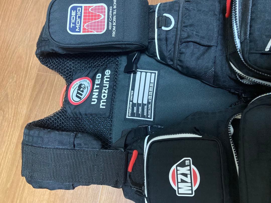 MAZUME EXTRACOMPLEXブラックライフジャケットロッドホルダー付き