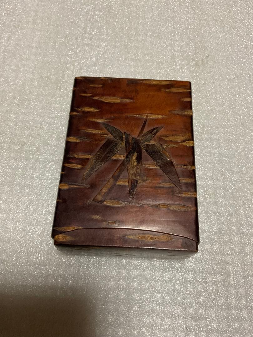 秋田県角館町桜皮細工／菖蒲模様の煙草入れ【民芸品　未使用品】。