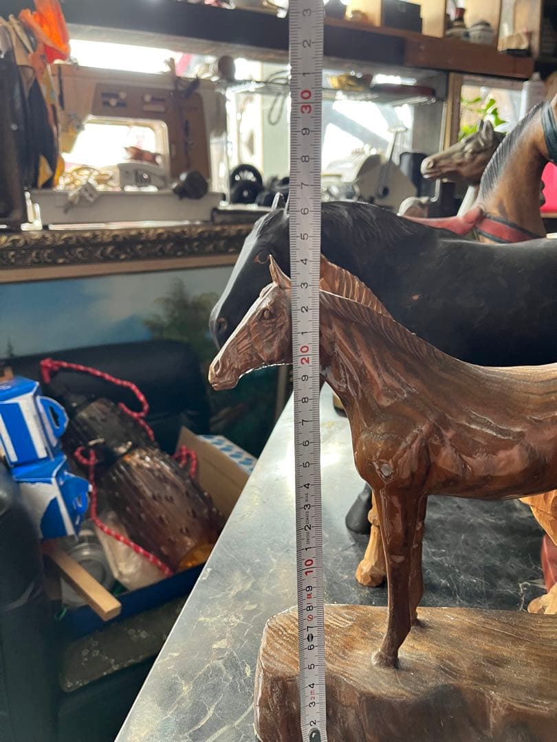 馬の一刀彫り、一位一刀彫、土台付き一刀彫り馬、飛騨一刀彫り風、木目が綺麗な馬彫刻