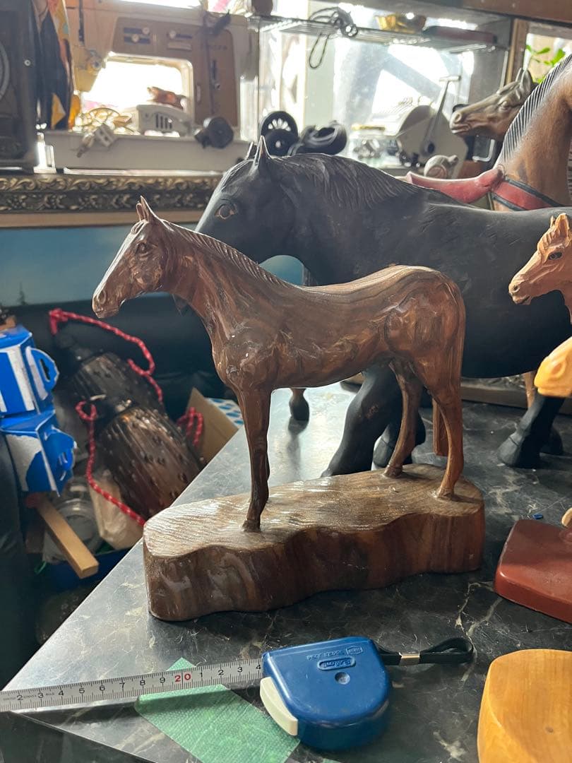 馬の一刀彫り、一位一刀彫、土台付き一刀彫り馬、飛騨一刀彫り風、木目が綺麗な馬彫刻