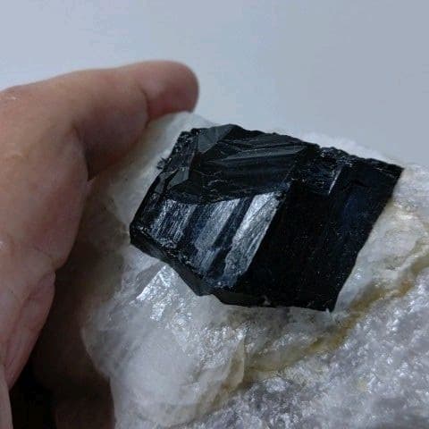 鉱物コレクション　鉄電気石（ショール）