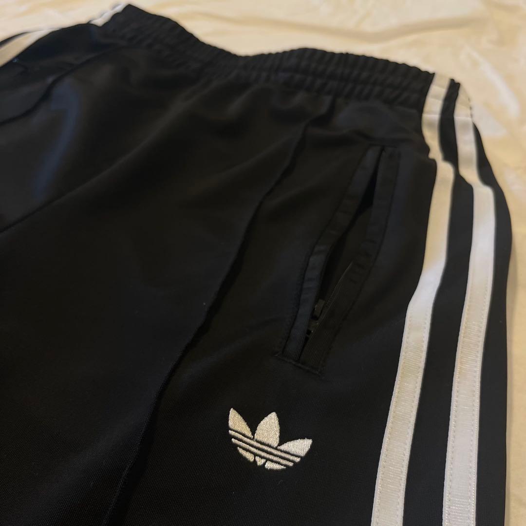 adidas ブラック ジャージパンツ ストライプ