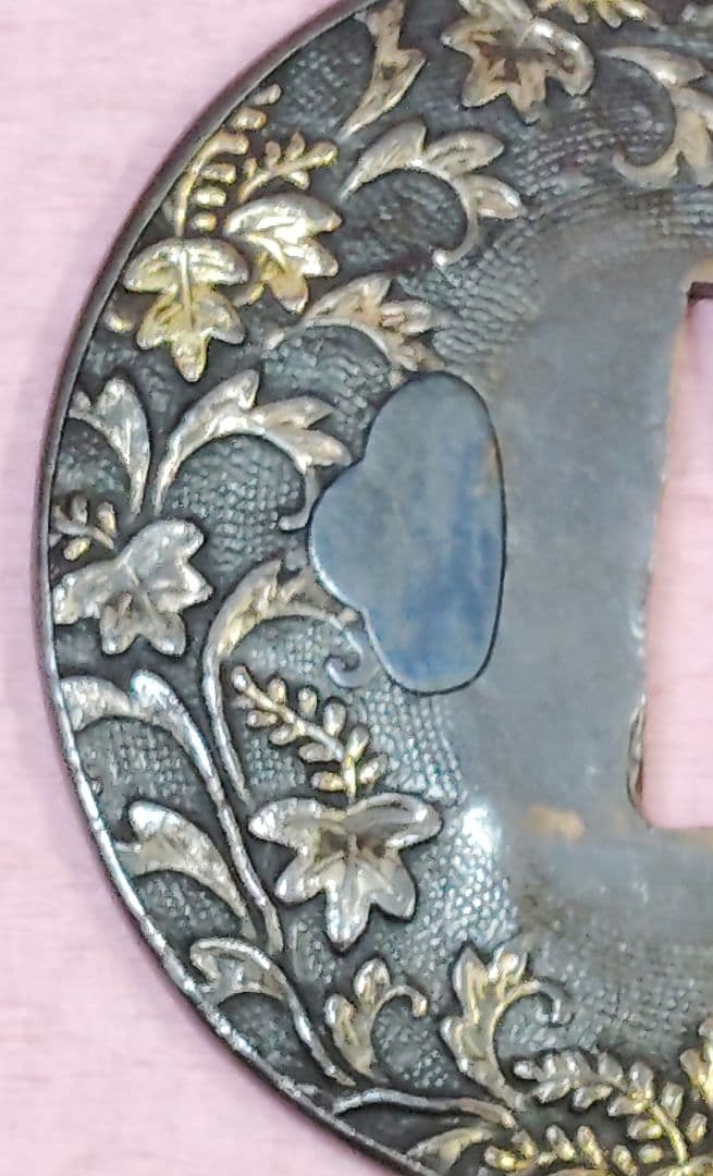 刀装具 鐔 鍔 無銘 銅地 魚々子地 真鍮象嵌 草花文様図 覆輪丸形鐔 時代物