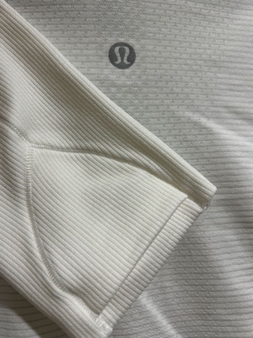 新品タグ付き ルルレモン 長袖トップス ホワイトヨガ・トレーニング