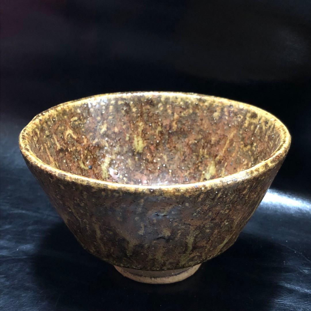 究極の美◆蔵から美しいマダラの荒々しい釉薬のかけられた抹茶茶碗が出て来ました。