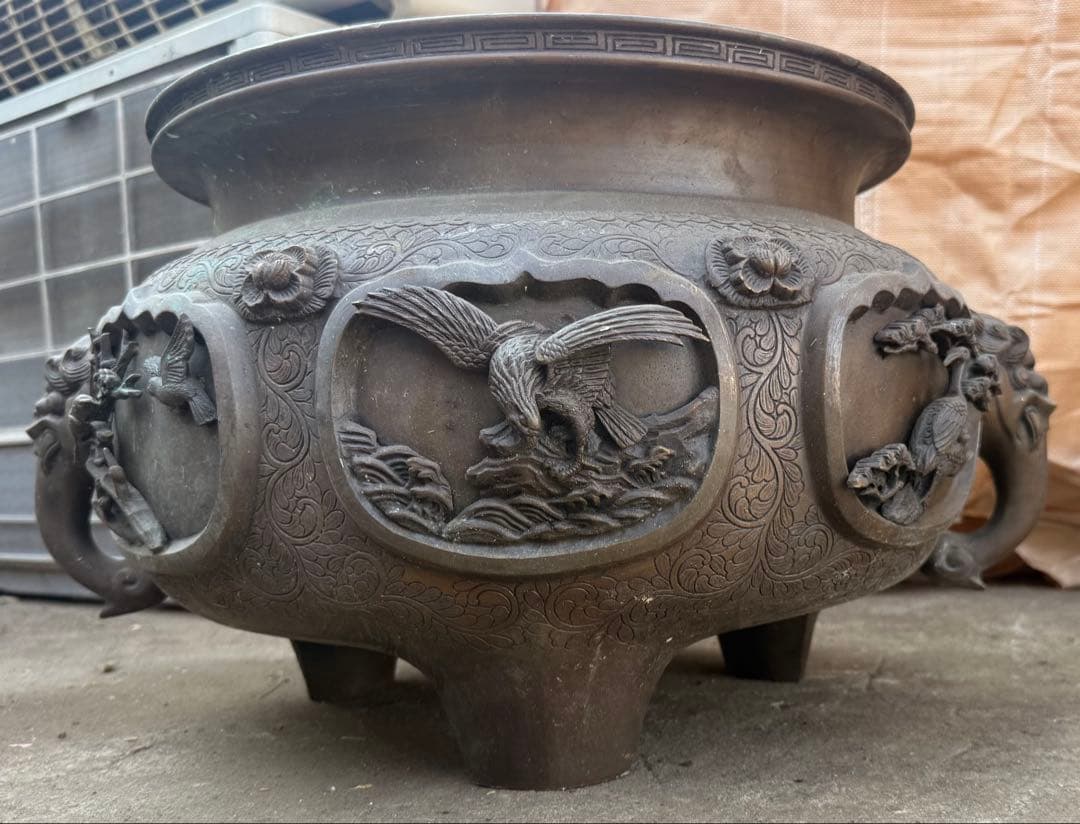銅製　 花鳥文大火鉢 浮彫 饕餮 獣耳 三足 花鳥 φ39㎝ 重量約24.8㎏