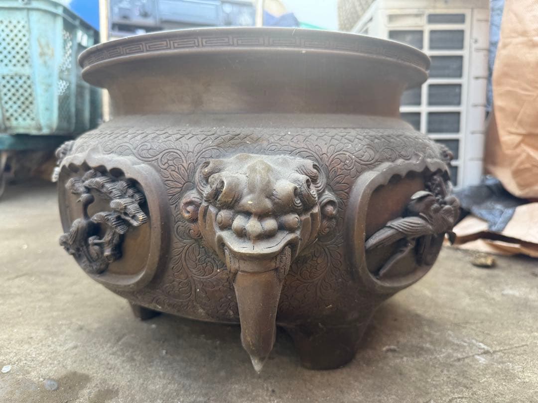 銅製　 花鳥文大火鉢 浮彫 饕餮 獣耳 三足 花鳥 φ39㎝ 重量約24.8㎏