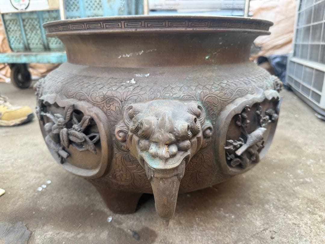 銅製　 花鳥文大火鉢 浮彫 饕餮 獣耳 三足 花鳥 φ39㎝ 重量約24.8㎏