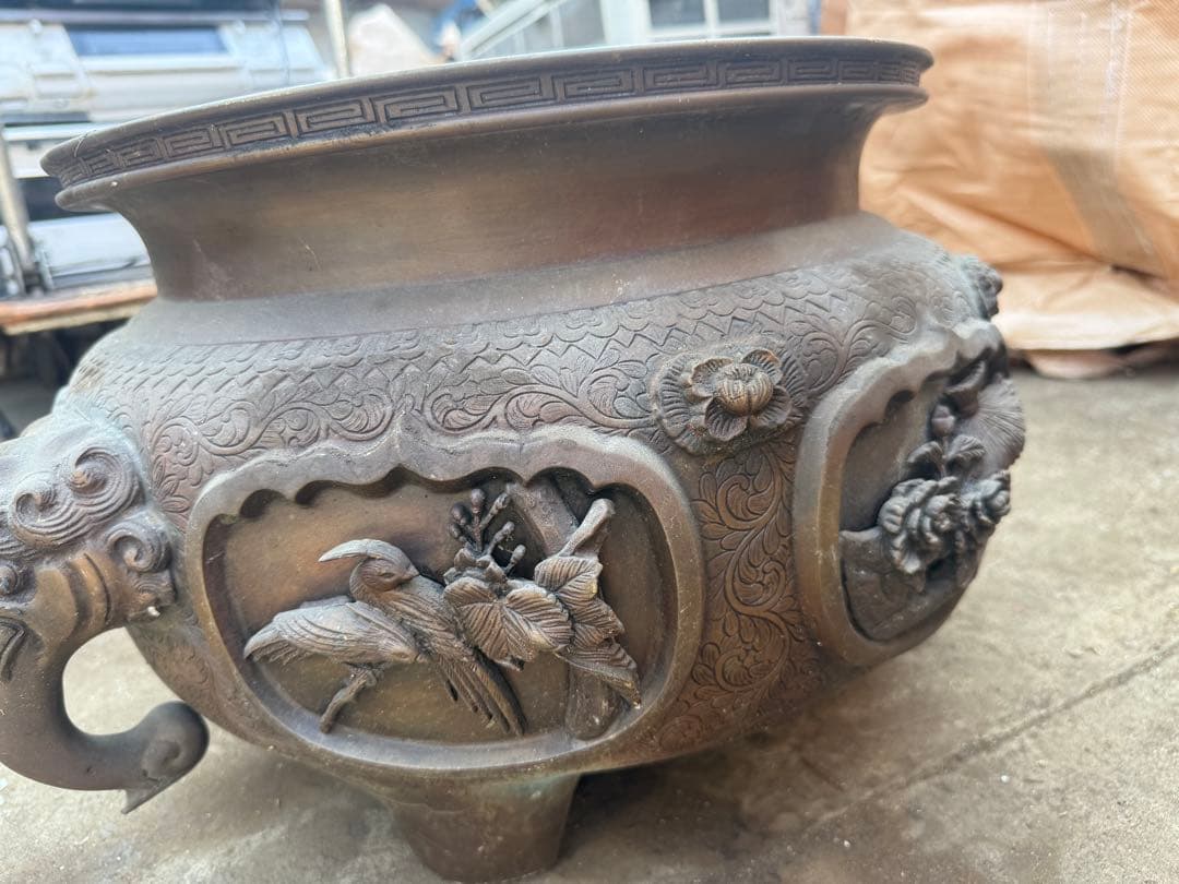 銅製　 花鳥文大火鉢 浮彫 饕餮 獣耳 三足 花鳥 φ39㎝ 重量約24.8㎏
