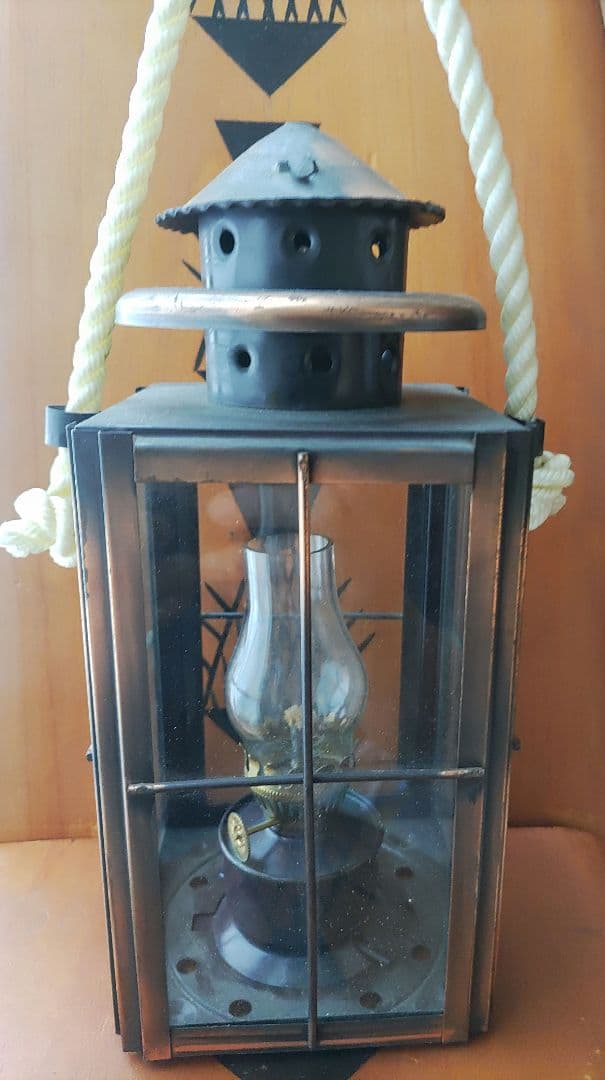 アンティークオイルランタンになります4面をガラスで照らしてくれます★