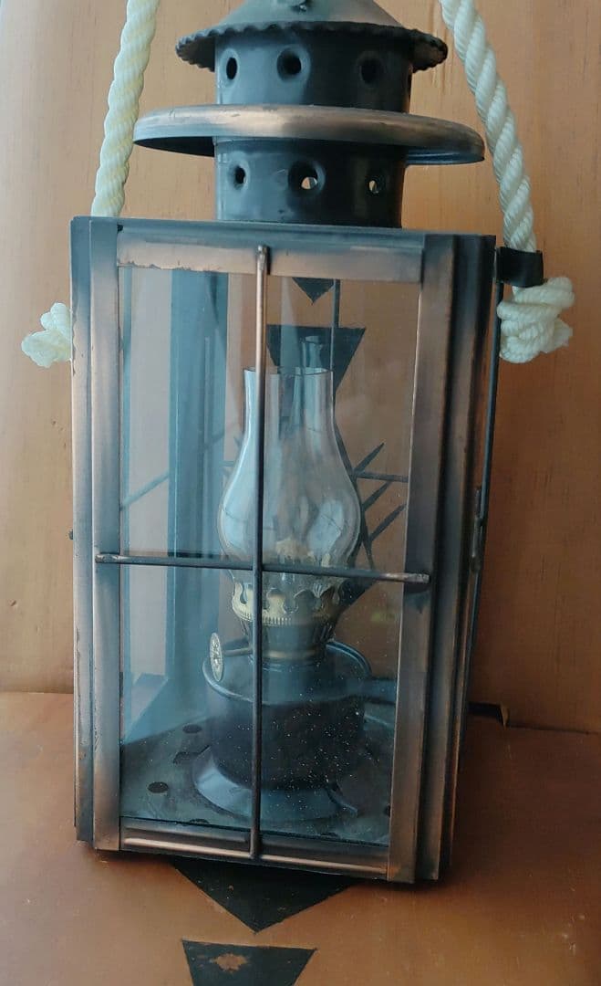 アンティークオイルランタンになります4面をガラスで照らしてくれます★