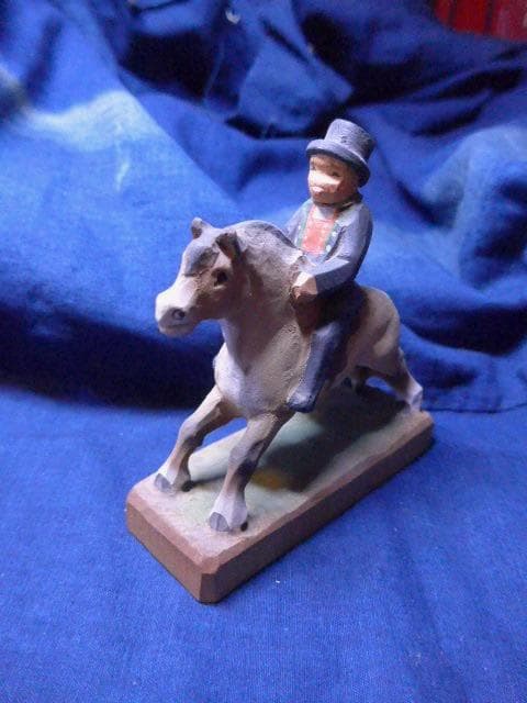 ノルウェーの彫刻家　貴重なへニング・エンゲルセンの木彫です。珍しいものです