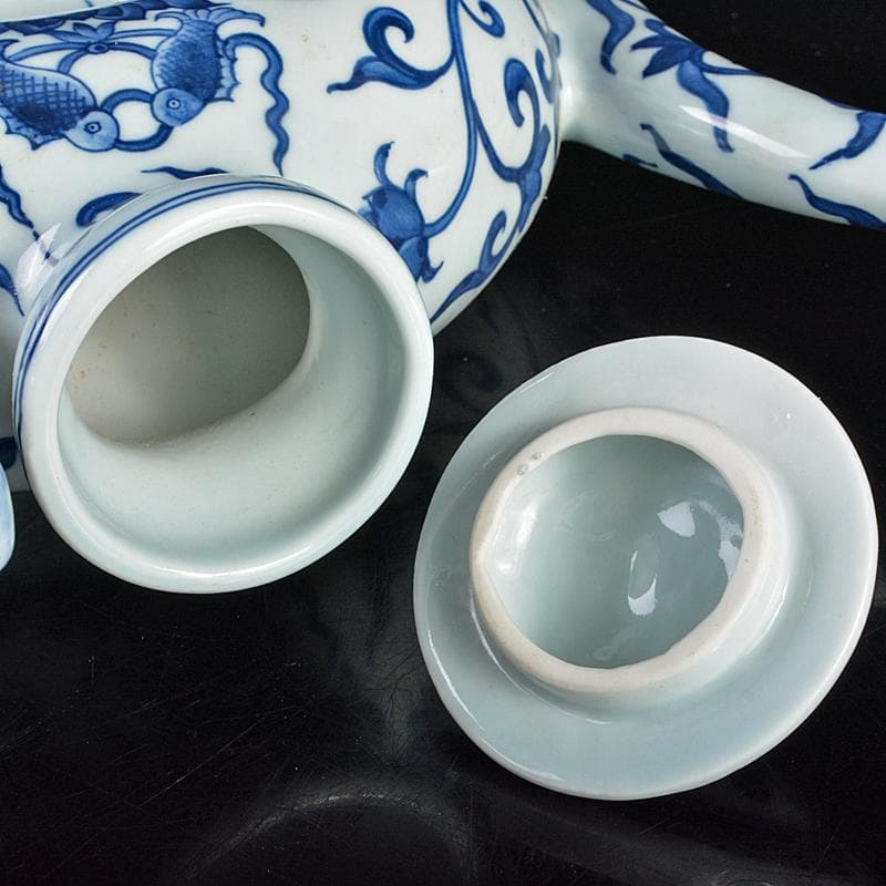 中国　大明成化年製　故宮博物院模造　青花　唐草文　龍持ち手　水注　VR7102B